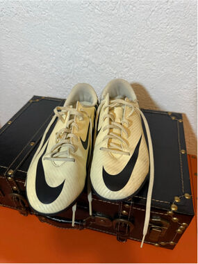 Preowned, the Nike Mercurial Vapor 15 Club TF , Size 6 ,Beige/Black
